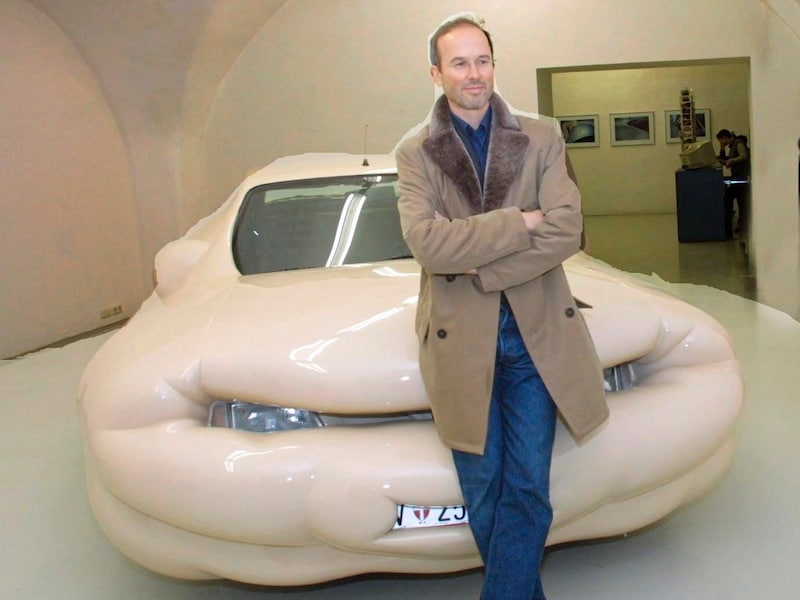 Erwin Wurm 2002 in the Neue Galerie Graz with one of the first "Fat Cars" (Bild: Radspieler Jürgen/KRONEN ZEITUNG)