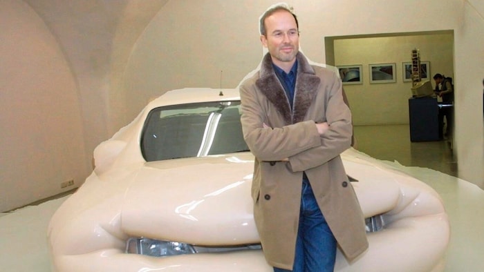 Erwin Wurm mit einer seiner ersten Skulptur aus der Serie „Fettes Auto“