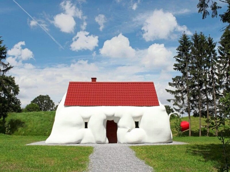 The "Fat House" in the Austrian Sculpture Park in Unterpremstätten (Bild: Museum Joanneum/Birgit Bauernfeind)