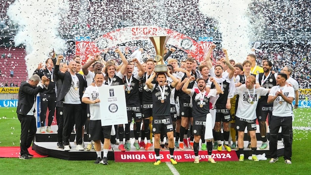 Sturm-Kapitän Stefan Hierländer mit dem Cup-Pokal in Klagenfurt. (Bild: Pail Sepp/Sepp Pail)