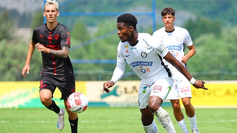 Neuzugang Tochi Chukwuani  (re.) ist angeschlagen und wird in Krems wohl noch pausieren. (Bild: GEPA/GEPA pictures)