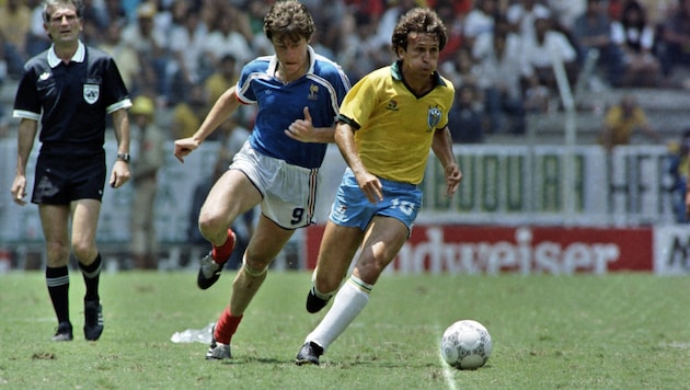 Zico (pictured right at the 1986 World Cup) played 71 international matches for Brazil. (Bild: AFP)