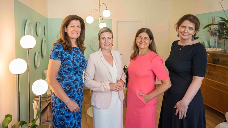 Club leader Barbara Riener (ÖVP), Minister for Women's Affairs Susanne Raab (ÖVP), Doris Kampus (SPÖ), State Councillor for Protection against Violence, and women's shelter manager Michaela Gosch (Bild: Juergen Fuchs)