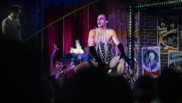 Christian Funk is completely absorbed in the role of Dr. Frank N. Furter (Bild: Peter C. Mayr)