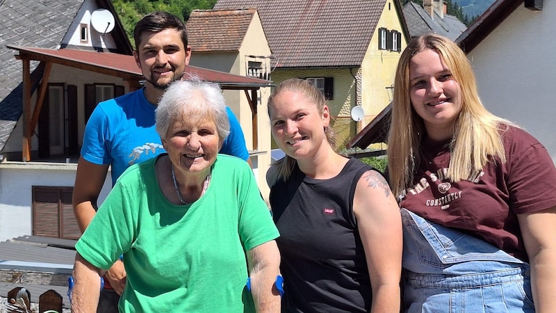 A smile, just for the photo: the senior citizen with Fiona F., her partner and sister (Bild: zVg)