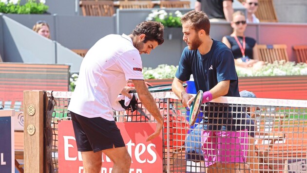 Hugo Gaston (r.) benefited from the retirement of his opponent Facundo Diaz Acosta. (Bild: Birbaumer Christof)