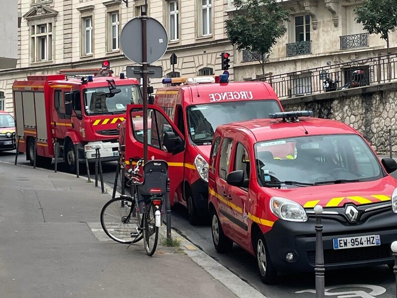 Auch Feuerwehrfahrzeuge sind zum Eingreifen bereit. (Bild: Gernot Bachler)