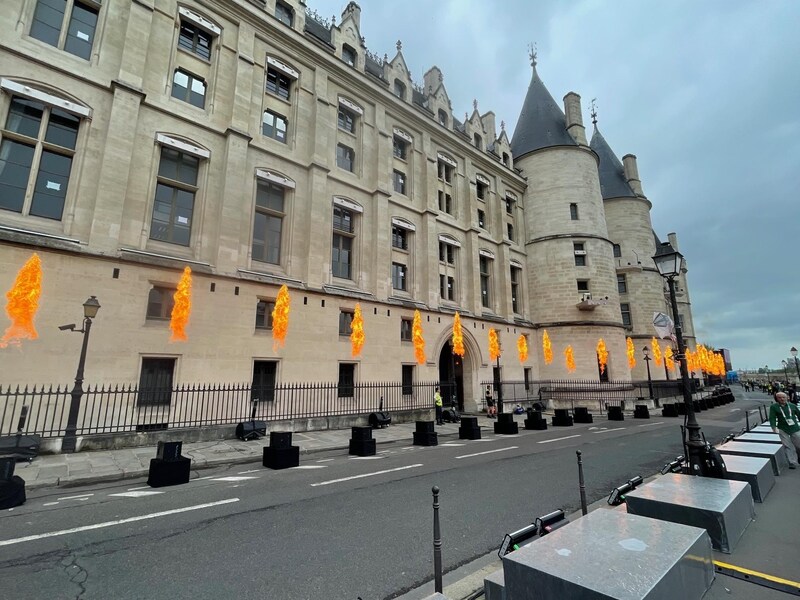 Ein Test für die Eröffnungsfeier vor der Conciergerie. Am Abend dürfte es heiß hergehen. (Bild: Gernot Bachler)