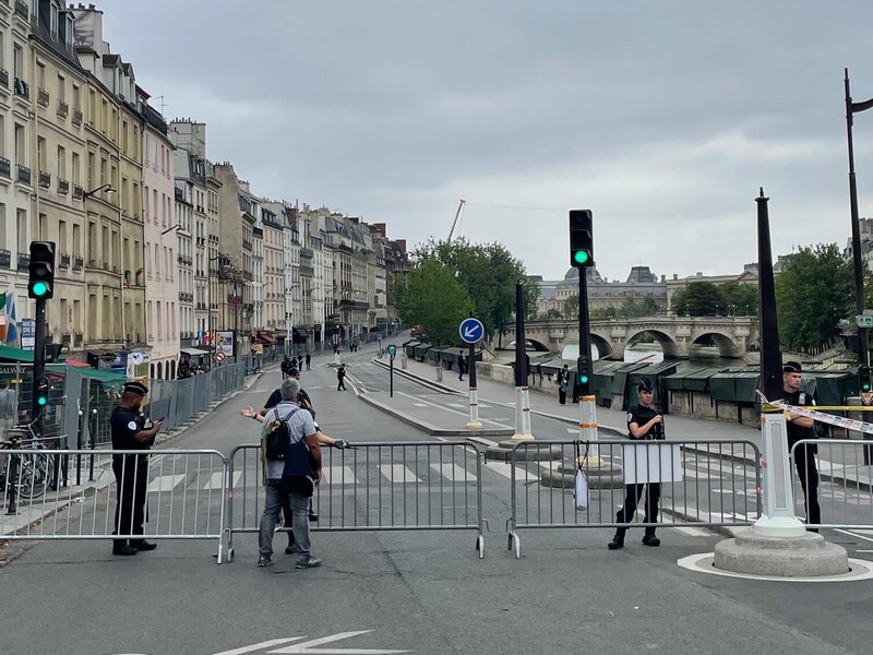 The street along the Seine is closed, the famous bouquinistes' stalls are deserted. (Bild: Gernot Bachler)