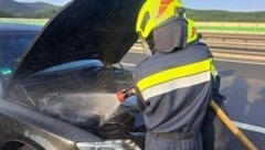 Ein Auto hatte im Motorraum zu brennen begonnen, der Beifahrer konnte das Feuer mittels Mineralwasser löschen. (Bild: EINSATZDOKU)