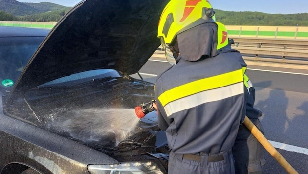 A car had started to burn in the engine compartment, the passenger was able to extinguish the fire with mineral water. (Bild: EINSATZDOKU)