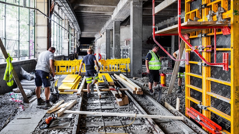 Während der Sperre des U4-Tunnels wurden diesen Sommer laut den Wiener Linien bereits über 200 Kubikmeter Beton und 25 Tonnen Stahl verbaut. Die Arbeiten liegen laut dem Unternehmen im Zeitplan. (Bild: Wiener Linien / Simon Wöhrer)