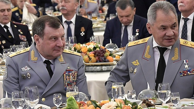 Dmitri Bulgakow (li.) mit dem ehemaligen Verteidigungsminister Sergei Shoigu (Bild: APA/AP)