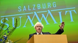 Ex-Großbritannien Premier Boris Johnsons teils realitätsfremde Ansichten sorgten unter den 500 geladenen Gästen beim Salzburg Summit nicht selten für Kopfschütteln (Bild: BARBARA GINDL)