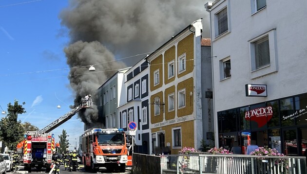 Dichter Rauch drang aus dem Gebäude. (Bild: BF Linz)