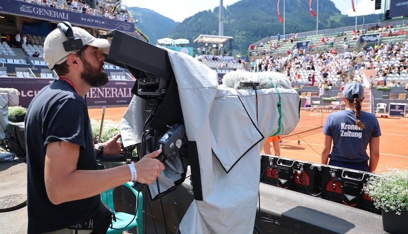 Sieben Stunden am Stück überträgt der Sender die Tennisspiele aus Kitzbühel, knapp 50 Mitarbeiter sind vor Ort im Einsatz. (Bild: Birbaumer Christof)