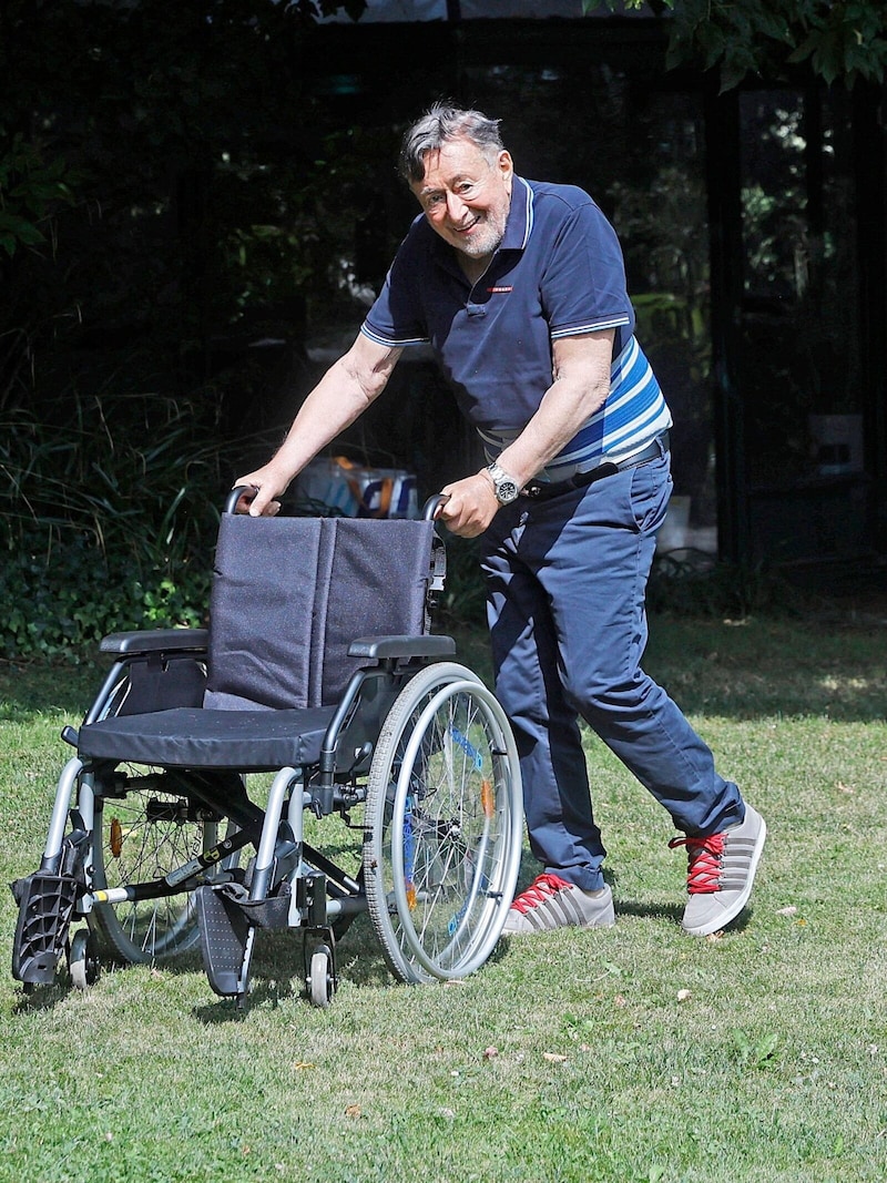 Fit wie ein Turnschuh: Die Rollstuhl-Rallye im Garten ist Lugners Physiotherapie. (Bild: Holl Reinhard/Reinhard Holl)