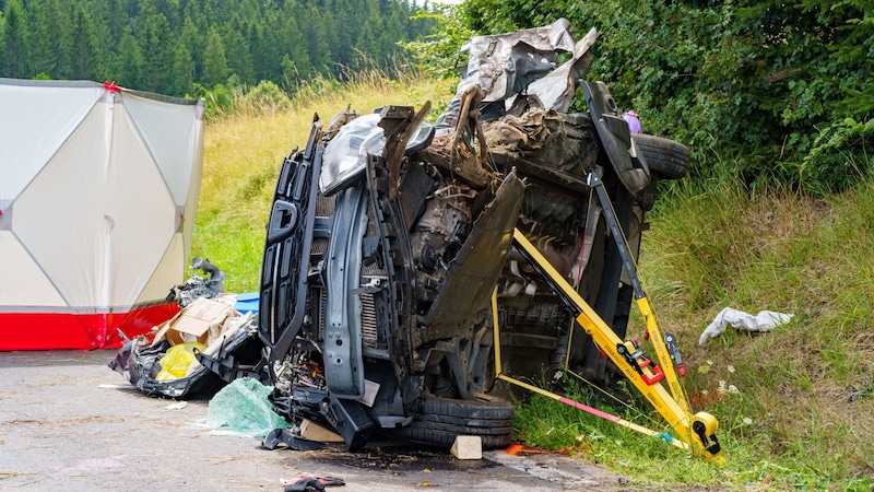 Das Wrack wurde gesichert. (Bild: Werner Kerschbaummayr/TEAM FOTOKERSCHI / MARTIN SCHARINGER)