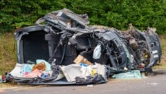 Das Auto der Mutter wurde völlig zerstört. (Bild: Werner Kerschbaummayr/TEAM FOTOKERSCHI / MARTIN SCHARINGER)