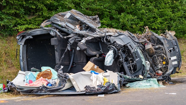 The mother's car was completely destroyed. (Bild: Werner Kerschbaummayr/TEAM FOTOKERSCHI / MARTIN SCHARINGER)