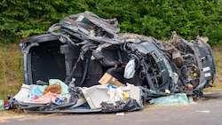 Das Auto der Mutter wurde völlig zerstört. (Bild: Werner Kerschbaummayr/TEAM FOTOKERSCHI / MARTIN SCHARINGER)