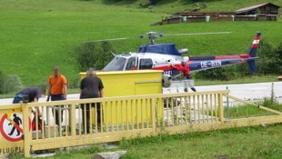 Der Polizeihubschrauber flog den Leichnam ins Tal. (Bild: zoom.tirol, Krone KREATIV)