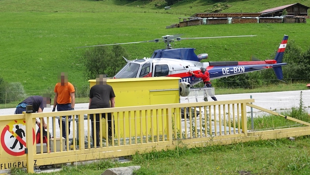 The police helicopter flew the body down into the valley. (Bild: zoom.tirol, Krone KREATIV)