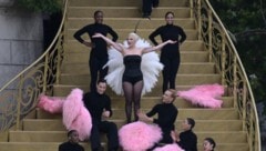 Zu Beginn ihrer Performance wurde Lady Gaga noch von Tänzern mit pinken Feder-Fächern verdeckt, dazu passend trug sie neben einem Korsett lediglich Federpuschel ... (Bild: AFP)