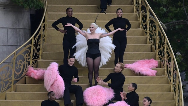 At the beginning of her performance, Lady Gaga was still covered by dancers with pink feather fans, and in addition to a corset, she only wore feather plushies ... (Bild: AFP)