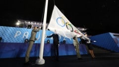 Mag sein, dass die französischen Exekutivkräfte, die die Fahne letztverantwortlich gehisst haben, mehr Erfahrung mit Frankreichs Flagge bzw. deren Farbgebung haben … (Bild: AFP)