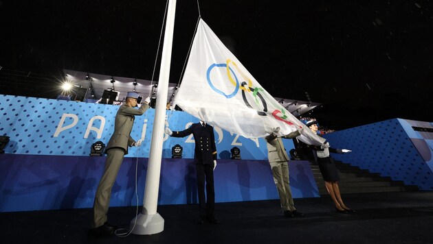 Mag sein, dass die französischen Exekutivkräfte, die die Fahne letztverantwortlich gehisst haben, mehr Erfahrung mit Frankreichs Flagge bzw. deren Farbgebung haben … (Bild: AFP)