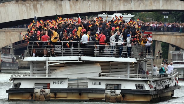 Das deutsche Boot bei der Olympia-Eröffnungsfeier in Paris (Bild: AFP/Emmanuel DUNAND)