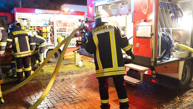 A large-scale police and rescue operation has been underway in the town of Memmingen since the evening hours. (Bild: 2022 ChristianSchwier.de, stock.adobe.com (Symbolbild))