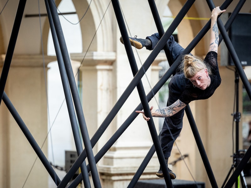 An acrobat from the Collectif Sous Le Manteau (Bild: La Strada Graz / Nikola Milatovic)