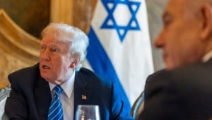 Donald Trump und Israel-Premier Benjamin Netanjahu auf Trumps Anwesen in Mar-a-Lago in Palm Beach am 26. Juli.  (Bild: AP)