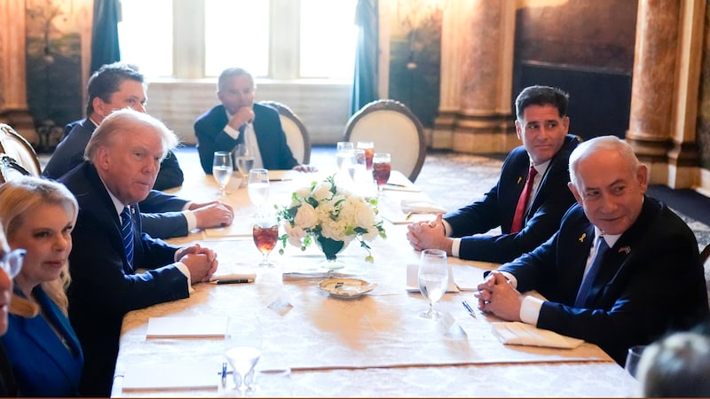 Donald Trump and Israeli Prime Minister Benjamin Netanyahu at Trump's Mar-a-Lago estate in Palm Beach on July 26. (Bild: AP)