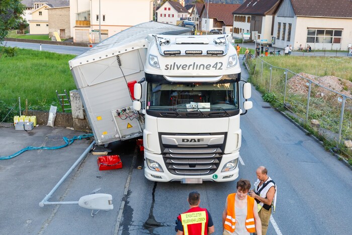 Es entstand hoher Sachschaden, verletzt wurde niemand.