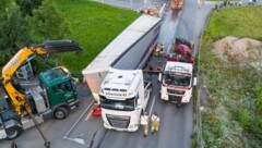 Zwei Kräne waren notwendig, um den Sattel in die Höhe zu bringen und die Ladung zu bergen. (Bild: Bernd Hofmeister)