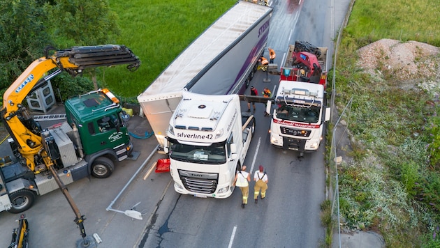 Two cranes were needed to lift the semitrailer and recover the load. (Bild: Bernd Hofmeister)