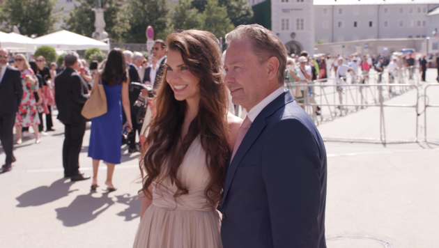 Alexander Wrabetz does not shy away from the limelight or the opportunity to take on important positions. Seen here with his partner Leona König at the Salzburg Festival (Bild: krone.tv)