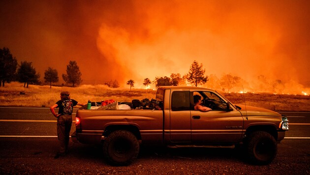 Despite the efforts of around 1700 firefighters, the fire was "zero percent" under control, according to the Californian fire protection authority Calfire. (Bild: AFP)