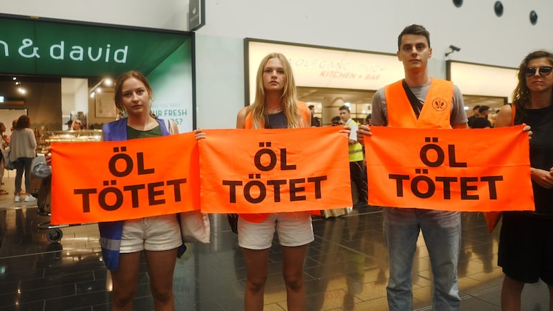 Rund 50 Aktivisten sollen bei dem Protest am Samstag in Schwechat teilgenommen haben. (Bild: Letzte Generation AT)