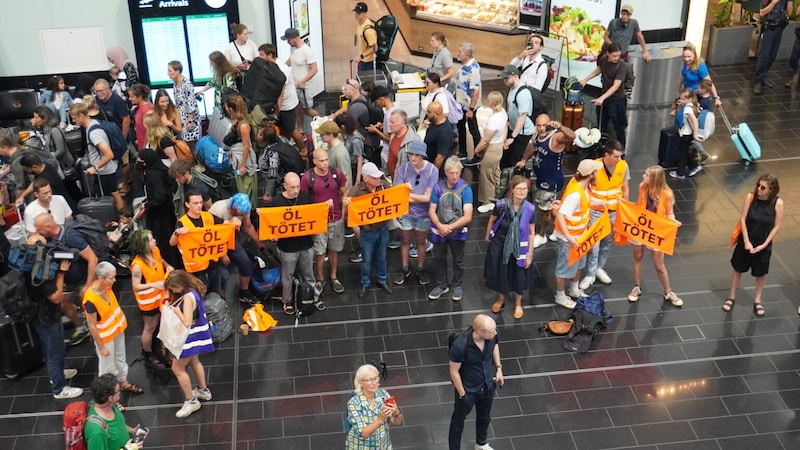 Protests at Vienna-Schwechat Airport (Bild: Letzte Generation AT)