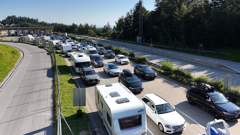 Bereits Samstagfrüh standen die Verkehrsteilnehmer mehr als eineinhalb Stunden auf der A11 im Stau.  (Bild: Sobe Hermann/Ersteller : Hermann Sobe , 9232 Rosegg, Urheberrecht , Credit -Photo by Medienservice HS Sobe, Krone KREATIV)