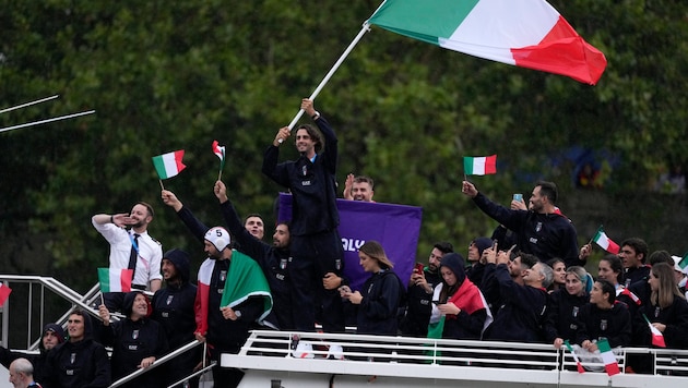 Gianmarco Tamberi (here with the flag in his hands) had a mishap. (Bild: AP/Luca Bruno)