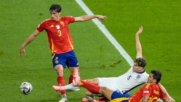 Robin Le Normand (with the number three) in the European Championship final against England (Bild: AP)