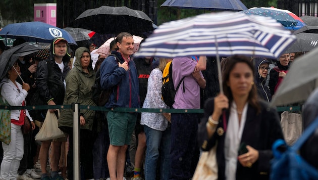 It is raining in Paris. (Bild: AP)