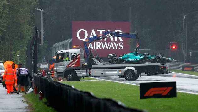 Lance Stroll's car is towed away. (Bild: AP)