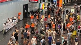 Protest der Letzten Generation am Wiener Flughafen am Samstag.  (Bild: zur Verfügung gestellt)