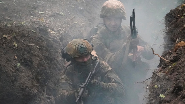 Soldaten in der Ukraine (Bild: ASSOCIATED PRESS)